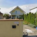 Pensionat Cozy With Garden In
