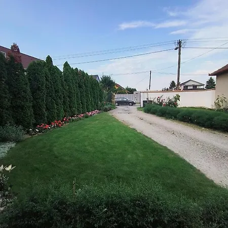 Penzion Cozy With Garden In *