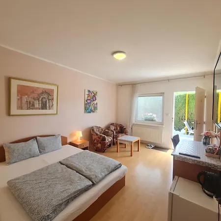 Penzion Cozy With Garden In