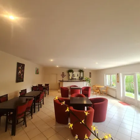 Πανσιόν Cozy With Garden In 4*