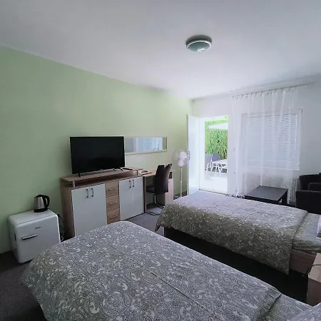 Cozy With Garden In Pensión Bratislava