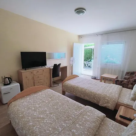 Cozy With Garden In Pensión 4*