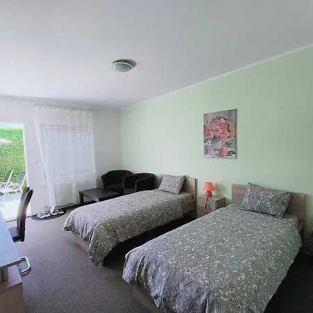 Cozy With Garden In بيت ضيافة براتسيلافا