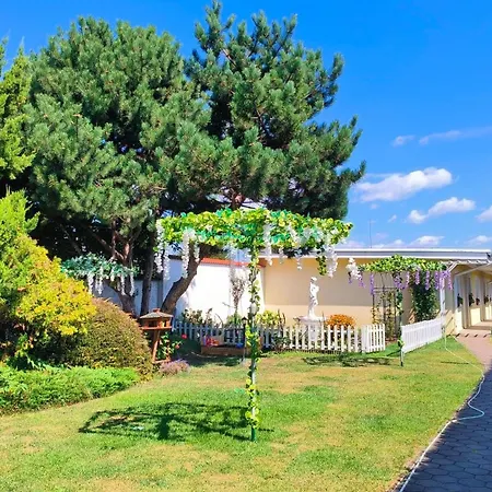 بيت ضيافة Cozy With Garden In