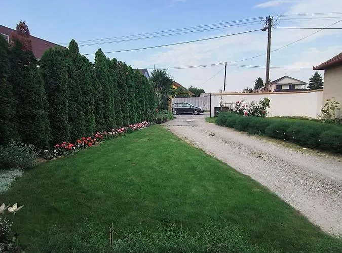 Penzión pre hostí Cozy With Garden In 4*